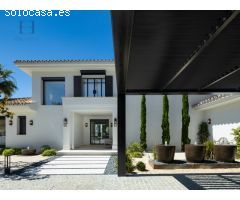 Lujosa villa en Nueva Andalucía con vistas en primera línea de golf