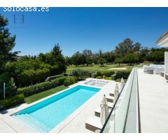 Lujosa villa en Nueva Andalucía con vistas en primera línea de golf