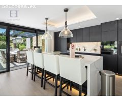 Lujosa villa en Nueva Andalucía con vistas en primera línea de golf