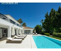 Lujosa villa en Nueva Andalucía con vistas en primera línea de golf