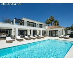 Lujosa villa en Nueva Andalucía con vistas en primera línea de golf