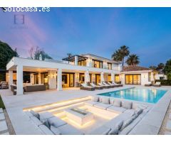Lujosa villa en Nueva Andalucía con vistas en primera línea de golf
