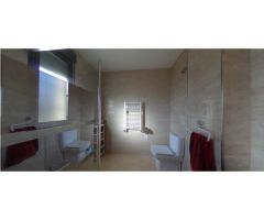 ESTUPENDO CHALET QUE CONSTA DE TRES DORMITORIOS, DOS SALONES, DOS BAÑOS, COCINA,