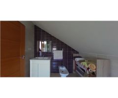 ESTUPENDO CHALET QUE CONSTA DE TRES DORMITORIOS, DOS SALONES, DOS BAÑOS, COCINA,