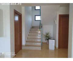 ESTUPENDO CHALET QUE CONSTA DE TRES DORMITORIOS, DOS SALONES, DOS BAÑOS, COCINA,