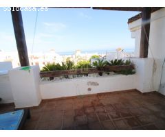 CASA ADOSADA FRENTE A LA PLAYA EN ALCAIDESA DE CUATRO DORMITORIOS CON PRECIOSAS