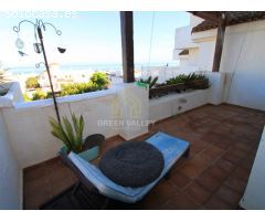 CASA ADOSADA FRENTE A LA PLAYA EN ALCAIDESA DE CUATRO DORMITORIOS CON PRECIOSAS