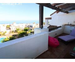 CASA ADOSADA FRENTE A LA PLAYA EN ALCAIDESA DE CUATRO DORMITORIOS CON PRECIOSAS