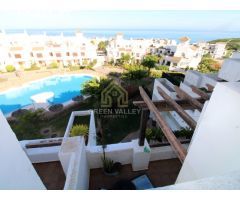 CASA ADOSADA FRENTE A LA PLAYA EN ALCAIDESA DE CUATRO DORMITORIOS CON PRECIOSAS