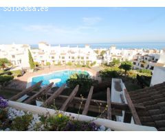 CASA ADOSADA FRENTE A LA PLAYA EN ALCAIDESA DE CUATRO DORMITORIOS CON PRECIOSAS