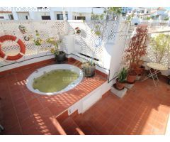 CASA ADOSADA FRENTE A LA PLAYA EN ALCAIDESA DE CUATRO DORMITORIOS CON PRECIOSAS