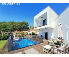 MODERNA VILLA EN TORREGUADIARO CON FABULOSAS VISTAS AL MAR, PISCINA Y 5