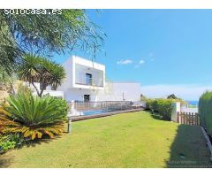 MODERNA VILLA EN TORREGUADIARO CON FABULOSAS VISTAS AL MAR, PISCINA Y 5