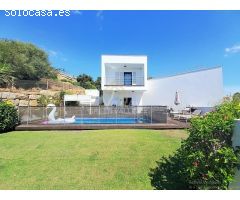 MODERNA VILLA EN TORREGUADIARO CON FABULOSAS VISTAS AL MAR, PISCINA Y 5