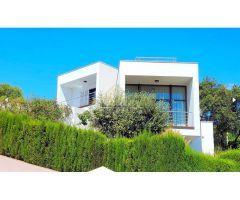 MODERNA VILLA EN TORREGUADIARO CON FABULOSAS VISTAS AL MAR, PISCINA Y 5