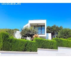 MODERNA VILLA EN TORREGUADIARO CON FABULOSAS VISTAS AL MAR, PISCINA Y 5