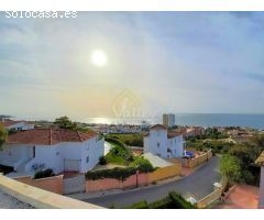 MODERNA VILLA EN TORREGUADIARO CON FABULOSAS VISTAS AL MAR, PISCINA Y 5
