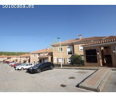 APARTAMENTO DE TRES DORMITORIOS EN URBANIZACIÓN PRIVADA CON JARDINES Y PISCINA.