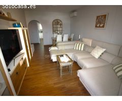 APARTAMENTO DE TRES DORMITORIOS EN URBANIZACIÓN PRIVADA CON JARDINES Y PISCINA.