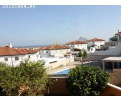 APARTAMENTO DE TRES DORMITORIOS EN URBANIZACIÓN PRIVADA CON JARDINES Y PISCINA.
