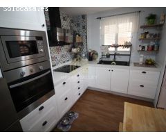 APARTAMENTO DE TRES DORMITORIOS EN URBANIZACIÓN PRIVADA CON JARDINES Y PISCINA.