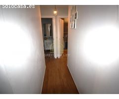 APARTAMENTO DE TRES DORMITORIOS EN URBANIZACIÓN PRIVADA CON JARDINES Y PISCINA.