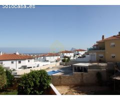 APARTAMENTO DE TRES DORMITORIOS EN URBANIZACIÓN PRIVADA CON JARDINES Y PISCINA.