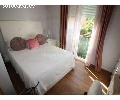 APARTAMENTO DE TRES DORMITORIOS EN URBANIZACIÓN PRIVADA CON JARDINES Y PISCINA.