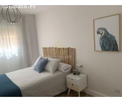 APARTAMENTO DE TRES DORMITORIOS EN URBANIZACIÓN PRIVADA CON JARDINES Y PISCINA.