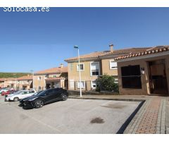 APARTAMENTO DE TRES DORMITORIOS EN URBANIZACIÓN PRIVADA CON JARDINES Y PISCINA.