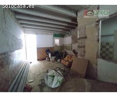SE VENDE CASA CÉNTRICA CON PROYECTO DE REFORMA