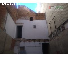 SE VENDE CASA CÉNTRICA CON PROYECTO DE REFORMA