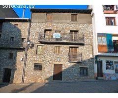 Casa tipica de pueblo en Laspuña.