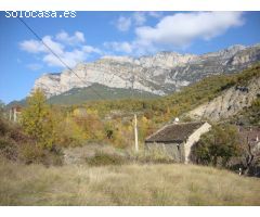 Parcela con vistas a la Peña Montañesa.
