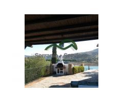 Casa de campo con piscina y vista al lago