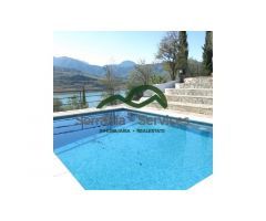Casa de campo con piscina y vista al lago