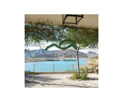 Casa de campo con piscina y vista al lago