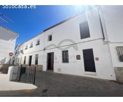 Casa de pueblo con patio y terraza.