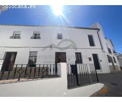 Casa de pueblo con patio y terraza.