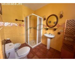 Casa de pueblo con patio y terraza.