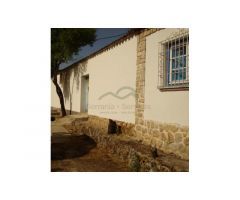 Finca con Casa, Naves y Olivos. Magníficas Vistas