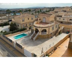 Villa con piscina privada en urbanización Montecid