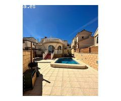 Chalet con piscina privada en urbanización Montecid