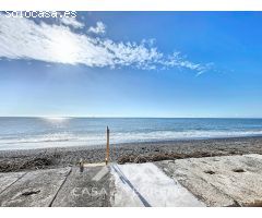 Se vende: Exclusiva villa en primera línea de playa en Almayate