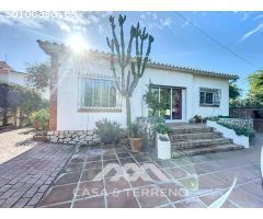 Se vende: Exclusiva villa en primera línea de playa en Almayate