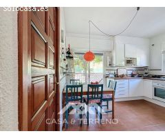 Se vende: Exclusiva villa en primera línea de playa en Almayate