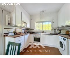 Se vende: Exclusiva villa en primera línea de playa en Almayate