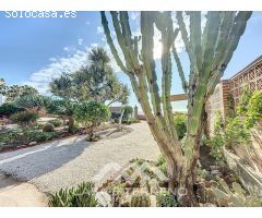 Se vende: Exclusiva villa en primera línea de playa en Almayate