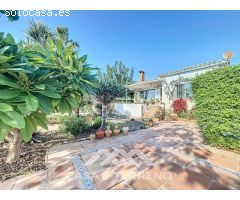 Se vende: Exclusiva villa en primera línea de playa en Almayate