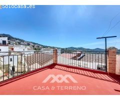 Se vende: Vida de pueblo con encanto - Casa espaciosa con terraza, patio y